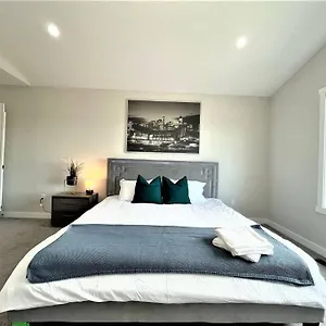 villa-luxury-retreat-for-large-groups.calgaryhotelsearch.com/