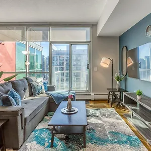 cozy-2br-condo-with-king-bed-and-city-views.calgaryhotelsearch.com/